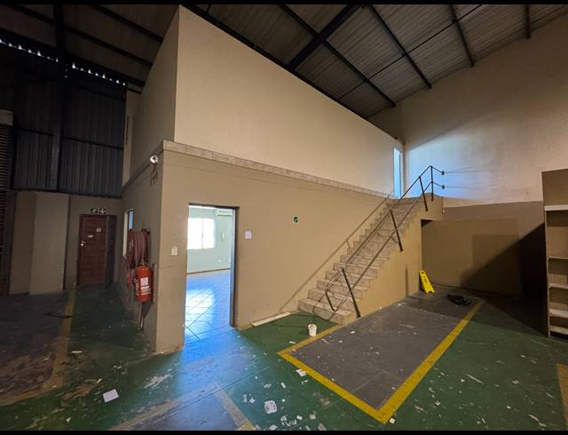 450M² WAREHOUSE TO LET IN STORMILL